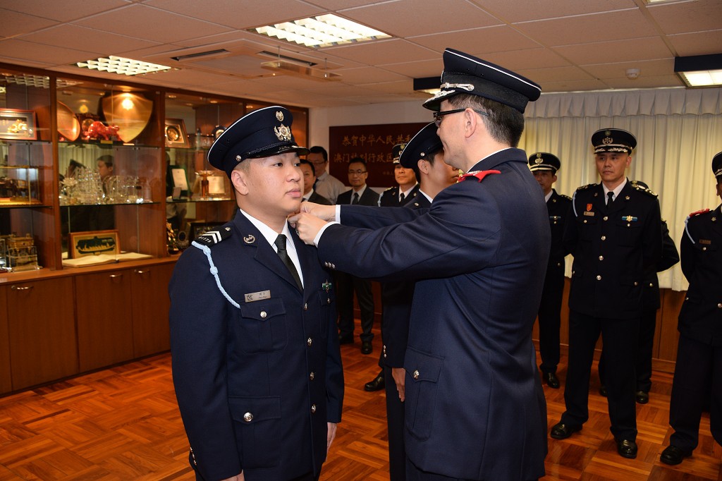 海关关长为入职机械专业关员戴上肩章